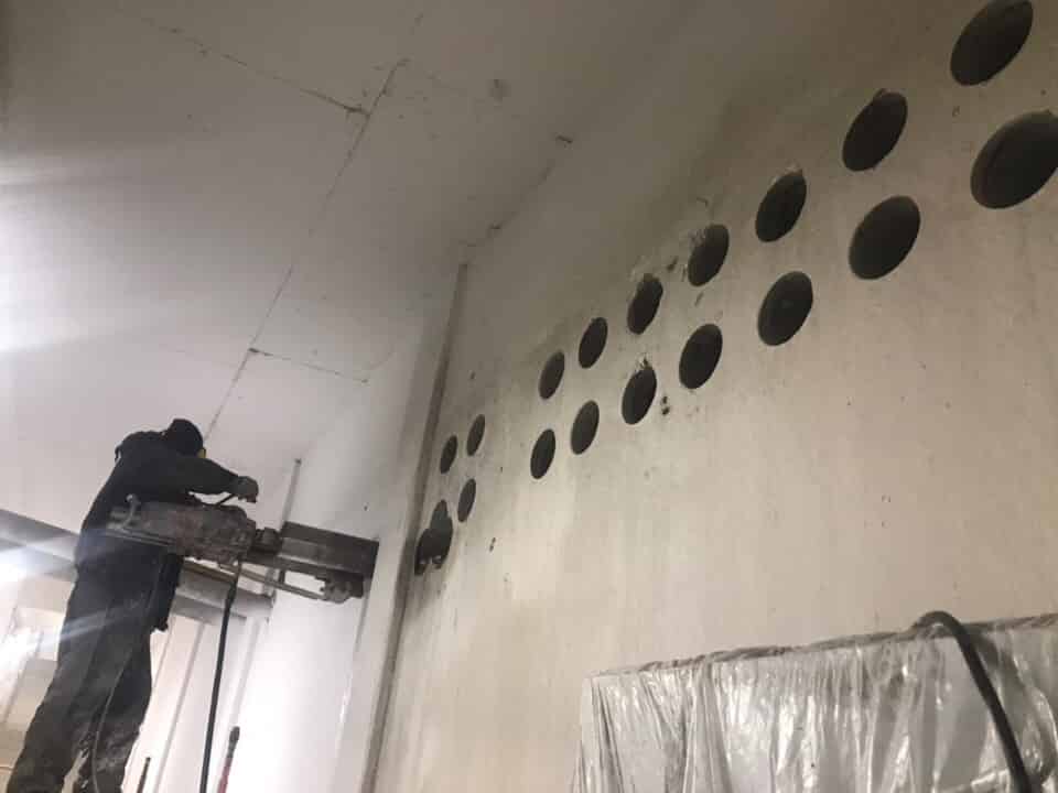 Алмазное сверление в бетонной стене